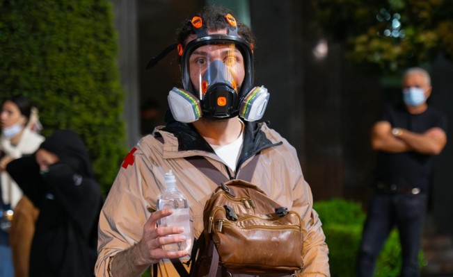 Kacamata pelindung untuk melindungi dari gas air mata. (Pexels)